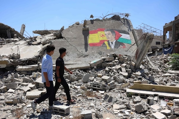 علم أسبانيا ورسم رئيس وزرائها، بيدرو سانشيز، على منزل هدمته إسرائيل في مدينة غزة (أ ف ب)