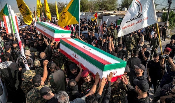 عراقيون يشيعون جثماني شهيدين من «الحرس الثوري الإيراني» سقطا في العدوان السعودي - الأميركي في بغداد (أ ف ب)