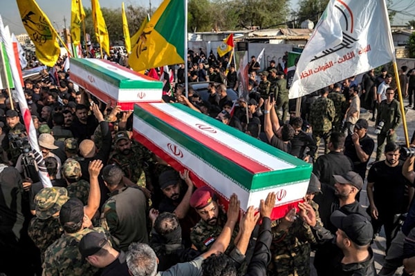 عراقيون يشيعون جثماني شهيدين من «الحرس الثوري الإيراني» سقطا في العدوان السعودي - الأميركي في بغداد (أ ف ب)