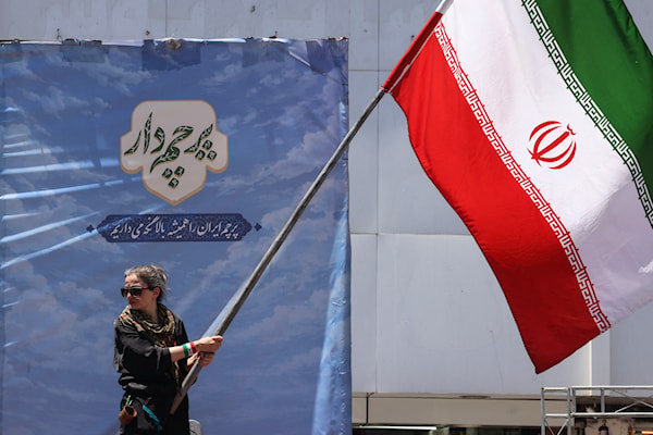 تنظر إيران إلى المرحلة الانتقالية باعتبارها فرصة لتخفيف آثار الحرب والعقوبات، وإعادة تنظيم أولوياتها (أ ف ب)