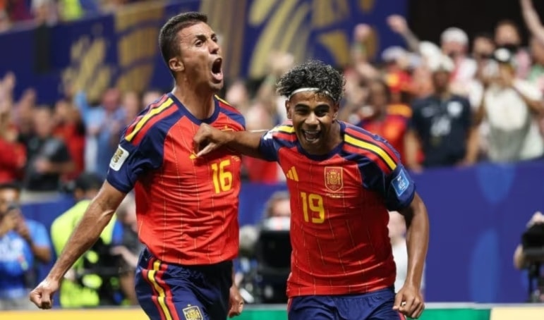 سيواجه المنتخب الإسباني في الدور ثمن النهائي نظيره البرتغالي.