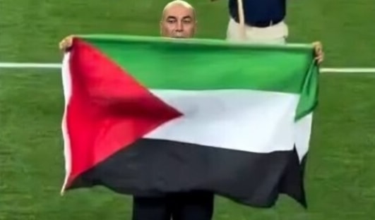 احتفلَ المدرب حسام حسن بفوز مصر على أستراليا برفع علم فلسطين في قلب ملعب دالاس في ولاية تكساس الأميركية.