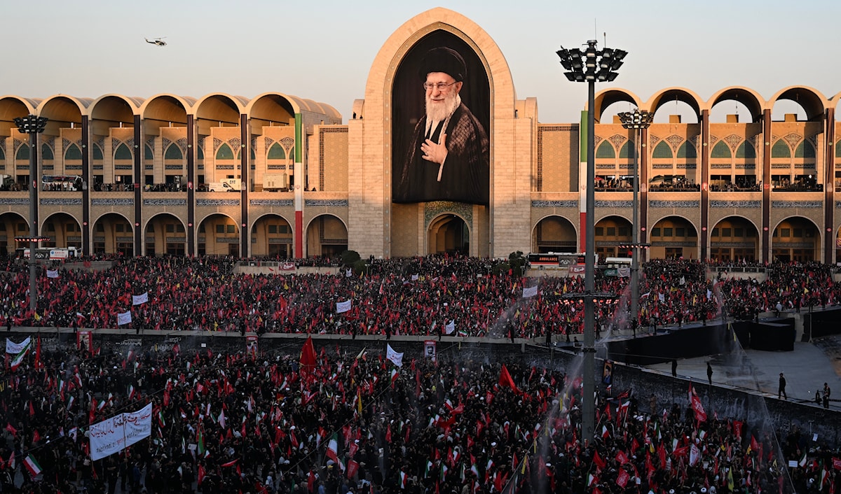 حشود تجمّعت أمام المصلى الكبير في طهران لوداع القائد (ا ف ب)