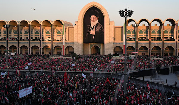 حشود تجمّعت أمام المصلى الكبير في طهران لوداع القائد (ا ف ب)