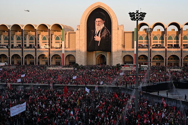حشود تجمّعت أمام المصلى الكبير في طهران لوداع القائد (ا ف ب)