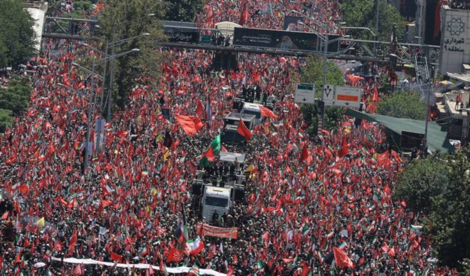 أمواج بشرية تملأ الساحات في تشييع خامنئي (فارس)