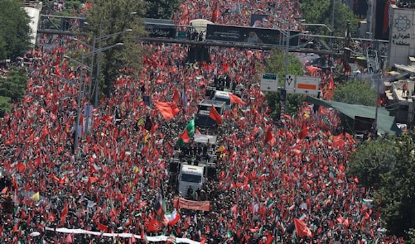 أمواج بشرية تملأ الساحات في تشييع خامنئي (فارس)