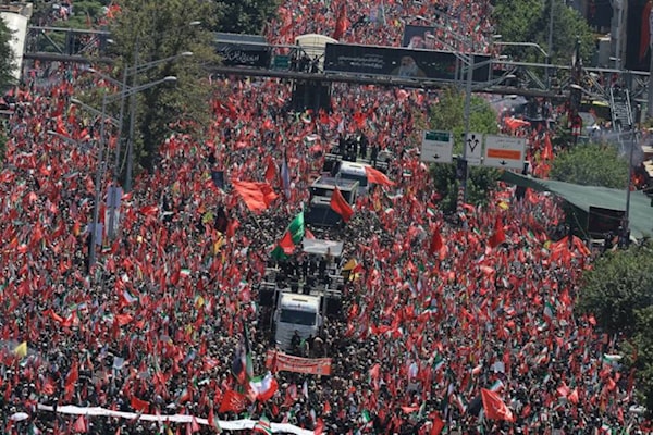 أمواج بشرية تملأ الساحات في تشييع خامنئي (فارس)