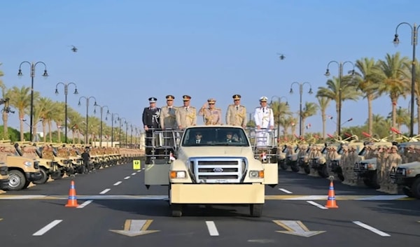 الرئيس المصري عبد الفتاح السيسي وقادة من القوات المسلحة خلال افتتاح مقر القيادة الاستراتيجية (من الويب)