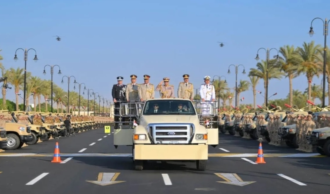 الرئيس المصري عبد الفتاح السيسي وقادة من القوات المسلحة خلال افتتاح مقر القيادة الاستراتيجية (من الويب)