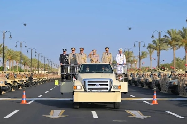 الرئيس المصري عبد الفتاح السيسي وقادة من القوات المسلحة خلال افتتاح مقر القيادة الاستراتيجية (من الويب)