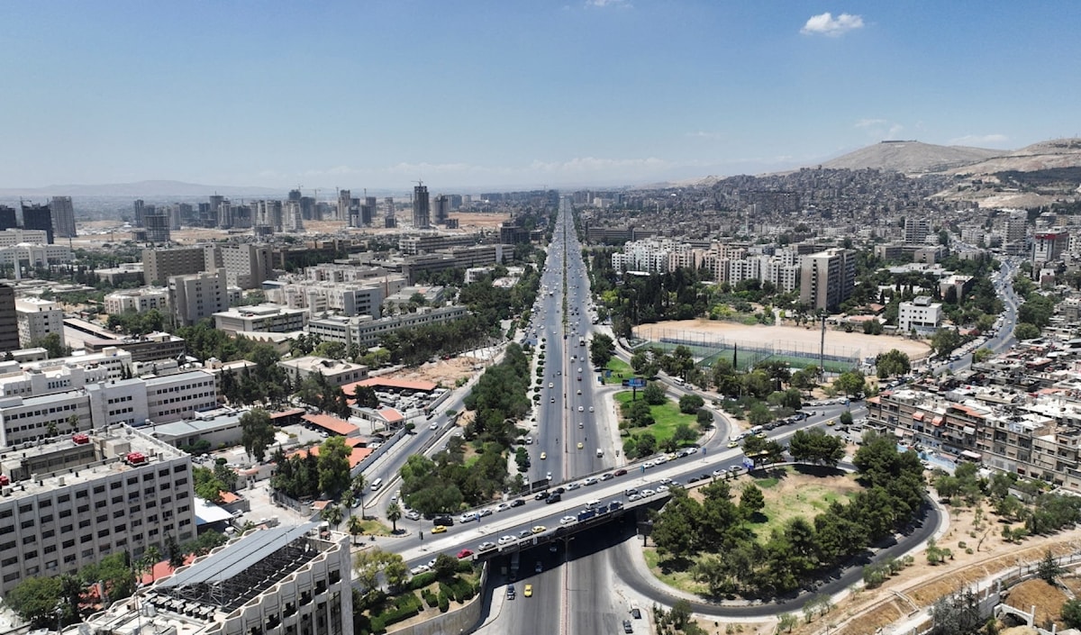 انفجرت العبوات الناسفة بالقرب من الفندق الذي يقيم فيه ماكرون (رويترز)