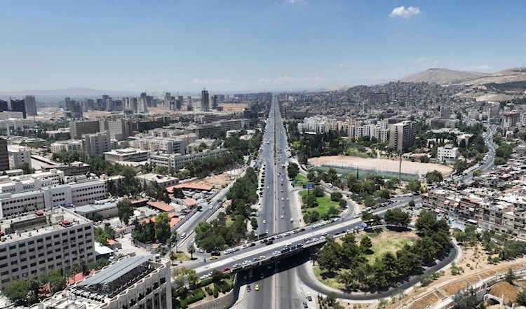 انفجرت العبوات الناسفة بالقرب من الفندق الذي يقيم فيه ماكرون (رويترز)