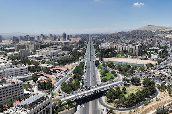 انفجرت العبوات الناسفة بالقرب من الفندق الذي يقيم فيه ماكرون (رويترز)