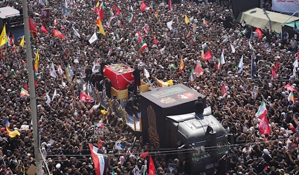 أمواج بشرية تشيع خامنئي في النجف (فارس)
