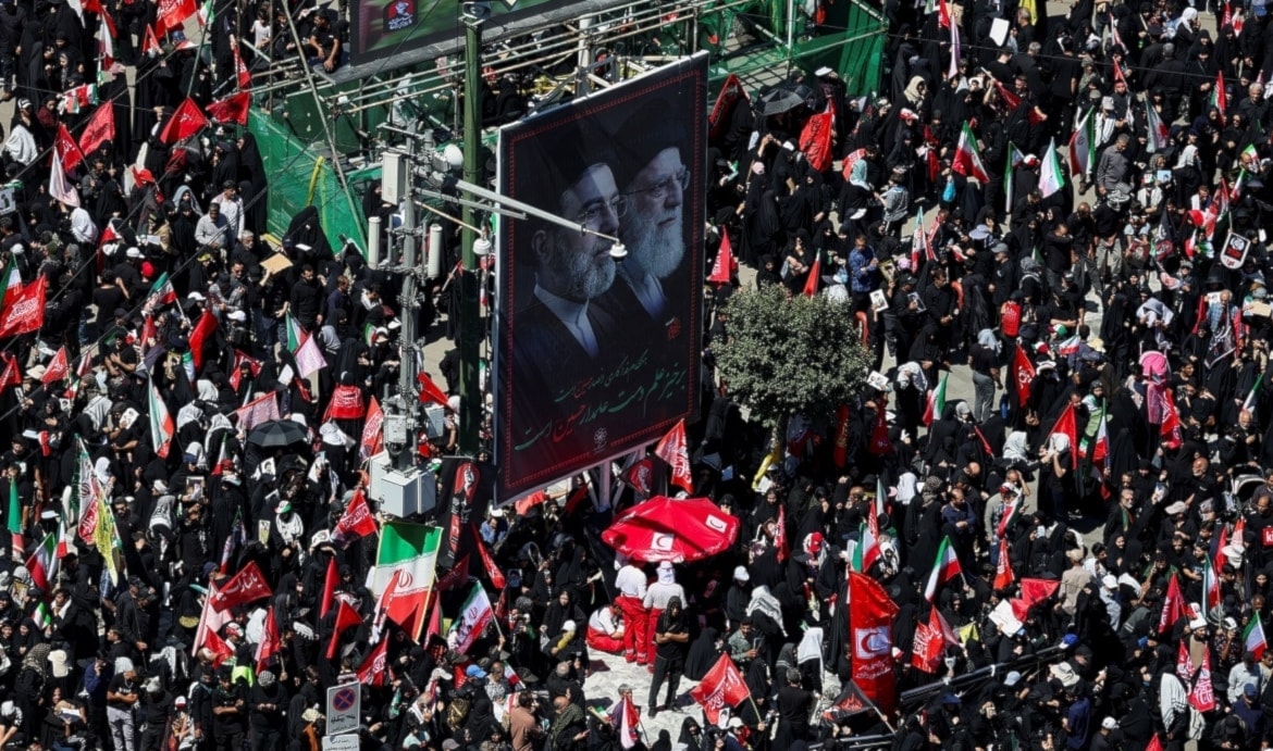 طهران تتوعّد بالثأر للمرشد مع مواراته في الثرى في مشهد (من الويب)