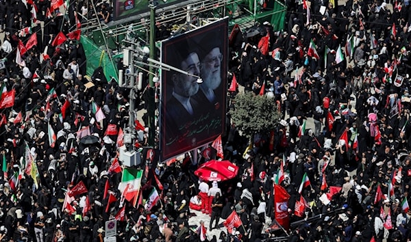 طهران تتوعّد بالثأر للمرشد مع مواراته في الثرى في مشهد (من الويب)