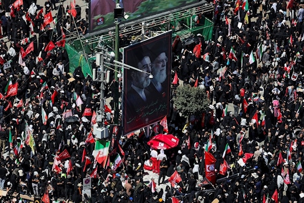 طهران تتوعّد بالثأر للمرشد مع مواراته في الثرى في مشهد (من الويب)