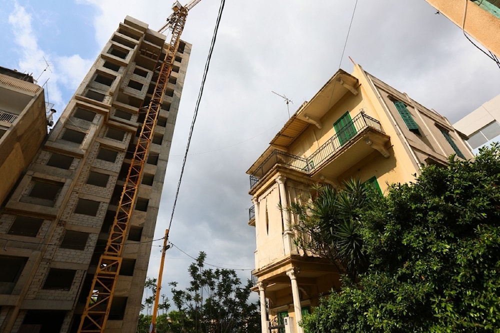 ناطحة سحاب في حيّ ذي عمارة قديمة أو تراثية