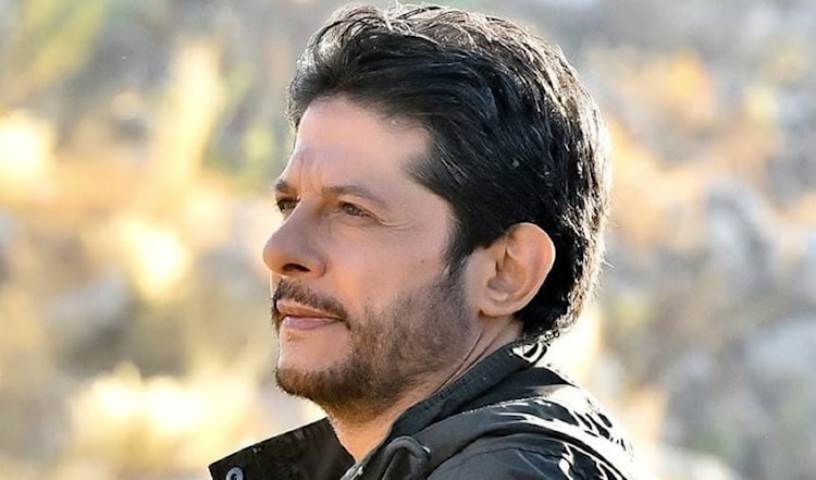 يتواجد معين شريف حالياً في إيران للمشاركة في تشييع السيد علي خامنئي