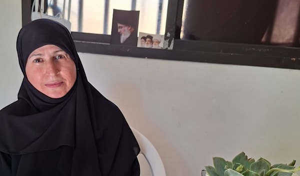 فاطمة نجدي تصنع الكروشيه في منزلها الذي نزحت إليه (الأخبار)
