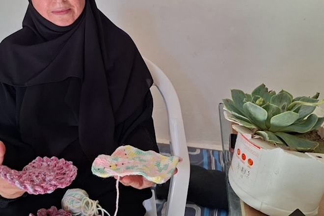 فاطمة نجدي تصنع الكروشيه في منزلها الذي نزحت إليه (الأخبار)