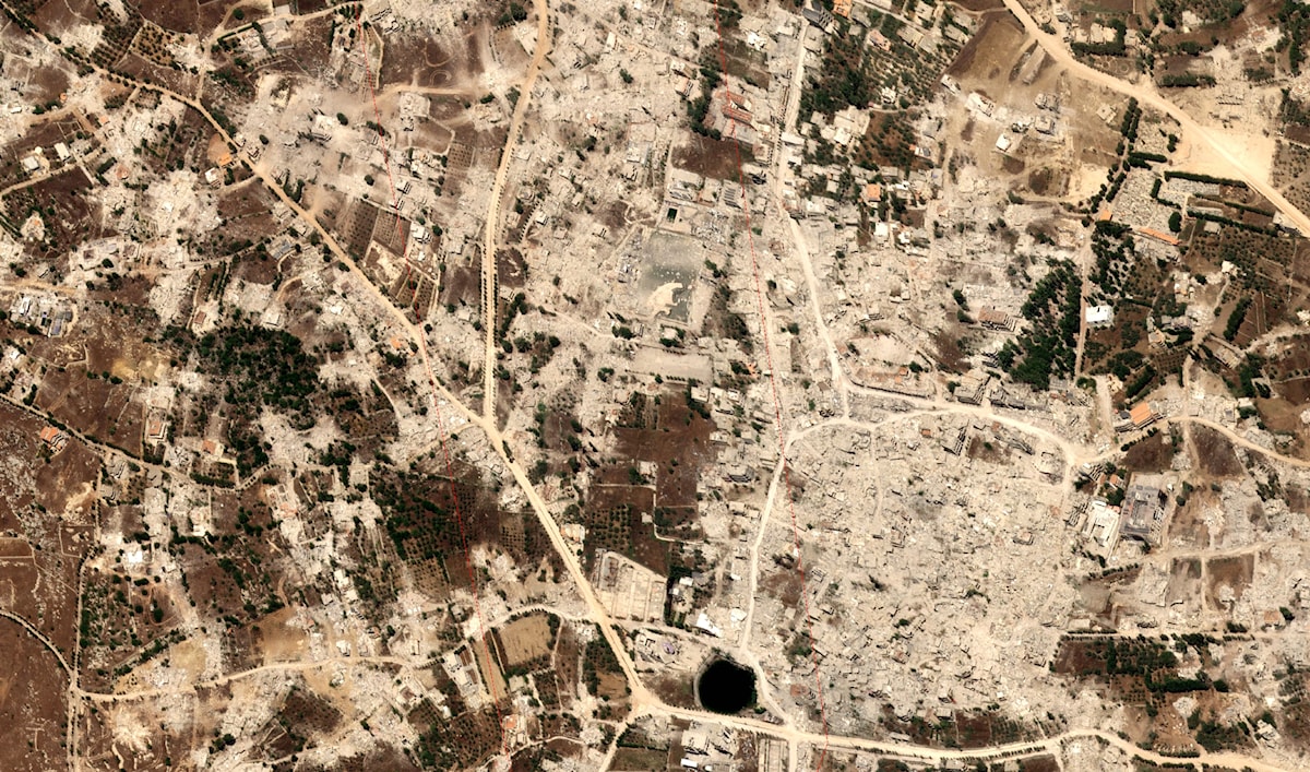 صورة جوية لمدينة بنت جبيل المحتلة ويظهر فيها آثار تفجير البيوت (On Geo)