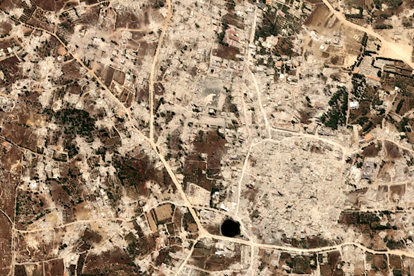 صورة جوية لمدينة بنت جبيل المحتلة ويظهر فيها آثار تفجير البيوت (On Geo)
