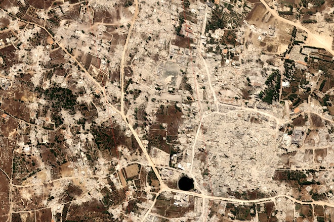 صورة جوية لمدينة بنت جبيل المحتلة ويظهر فيها آثار تفجير البيوت (On Geo)