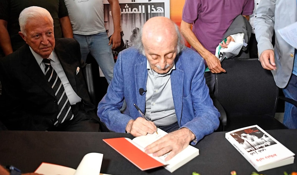 جنبلاط يوقع كتاب مذكراته «قدر في هذا المشرق» (من الويب)