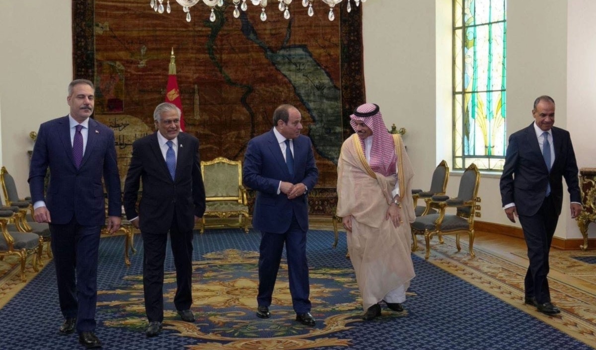 الرئيس المصري عبد الفتاح السيسي مستقبلاً وزراء خارجية السعودية وباكستان وتركيا في 21 حزيران الماضي (من الويب)