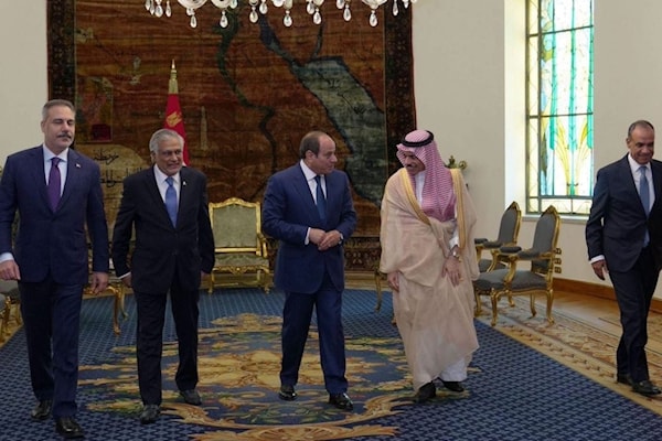 الرئيس المصري عبد الفتاح السيسي مستقبلاً وزراء خارجية السعودية وباكستان وتركيا في 21 حزيران الماضي (من الويب)