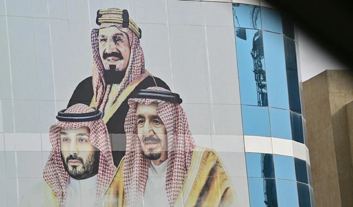 تمّ دفع المملكة تدريجياً من صيغة حكم تستند إلى عائلة آل سعود إلى ما يمكن وصفه بـ«الدولة السلمانية» (أ ف ب)
