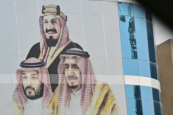 تمّ دفع المملكة تدريجياً من صيغة حكم تستند إلى عائلة آل سعود إلى ما يمكن وصفه بـ«الدولة السلمانية» (أ ف ب)
