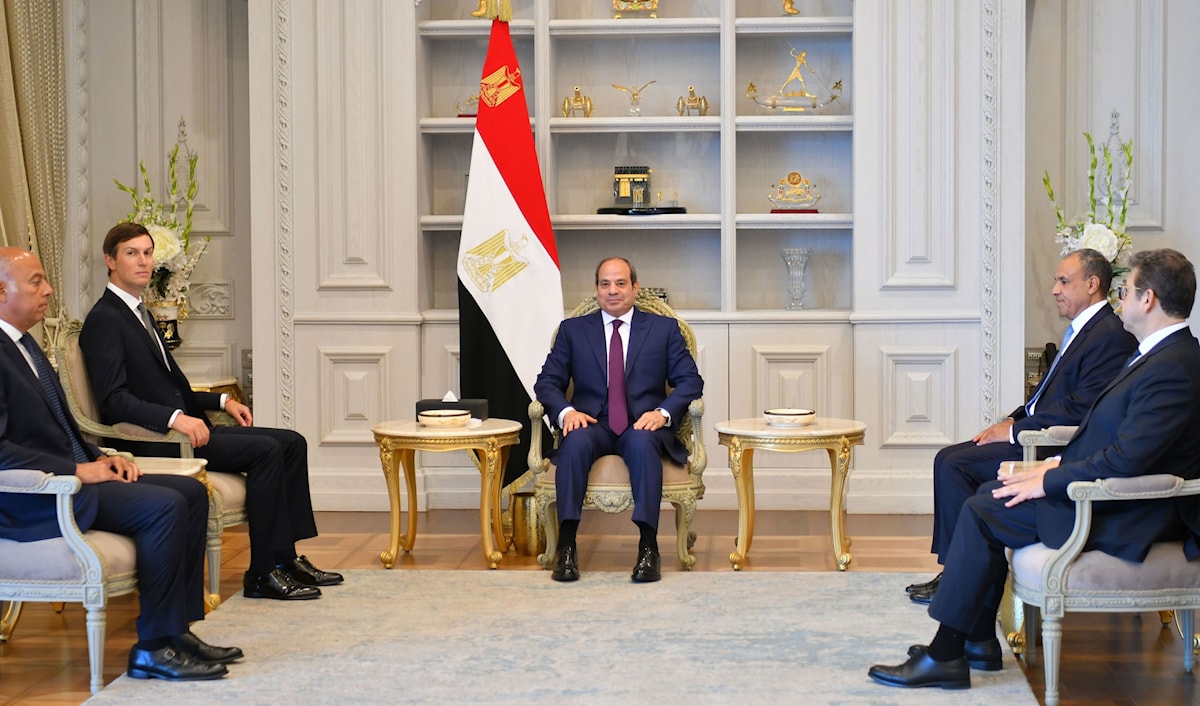 السيسي مستقبلاً كوشنر في مدينة العلمين (من الويب)