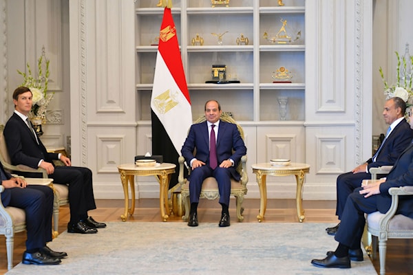 السيسي مستقبلاً كوشنر في مدينة العلمين (من الويب)