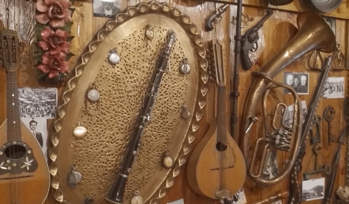 قطع أثرية من داخل متحف علي غندور في النبطية الفوقا (الأخبار)