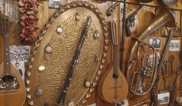 قطع أثرية من داخل متحف علي غندور في النبطية الفوقا (الأخبار)