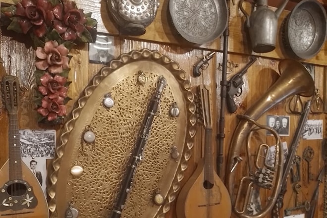 قطع أثرية من داخل متحف علي غندور في النبطية الفوقا (الأخبار)