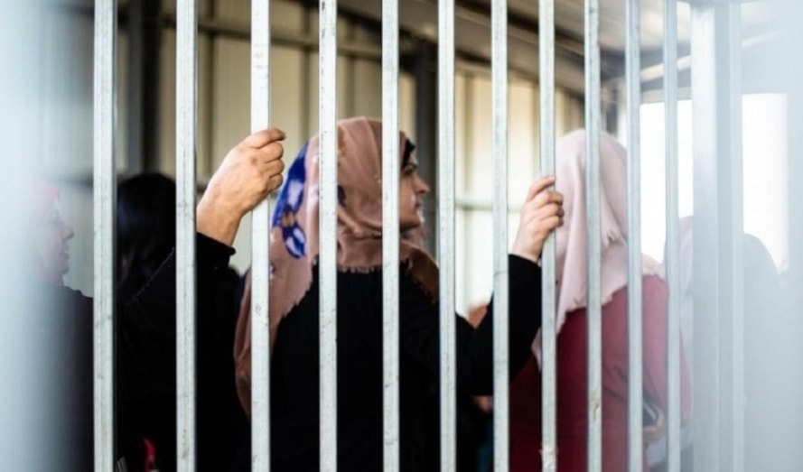 الحرمان من أدوات النظافة الشخصية والاكتظاظ الخانق فاقم انتشار المرض (من الويب)