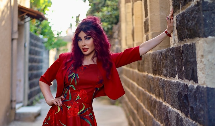 تجسد جيني إسبر «وردة» إمرأة أربعينية تعمل في مجال الكوافير.