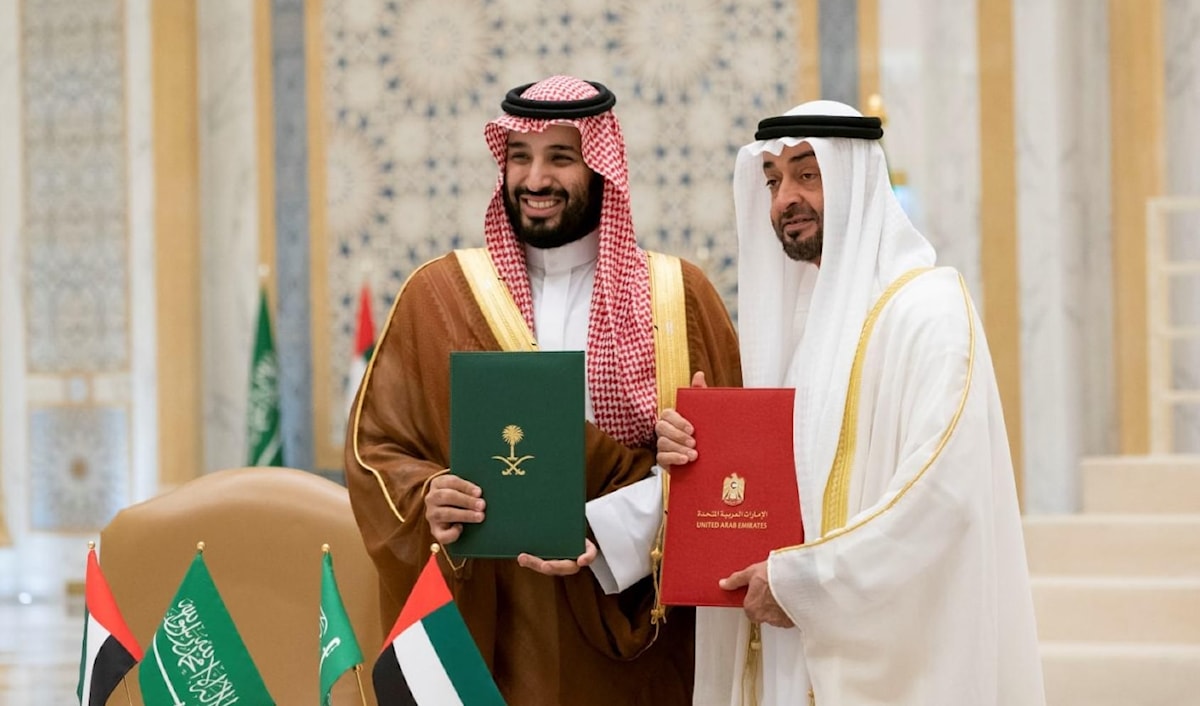 أخّرت مصارف سعودية تحويلات مالية لشركات بعملات مختلفة أو أعادتها (من الويب)