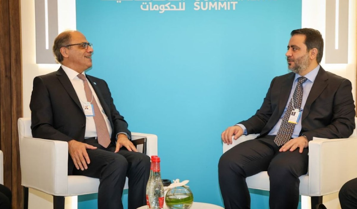 لقاء ثنائي جمع وزير الخارجية أسعد الشيباني ومدير إدارة الشرق الأوسط في «صندوق النقد الدولي» جهاد أزعور (الخارجية السورية)