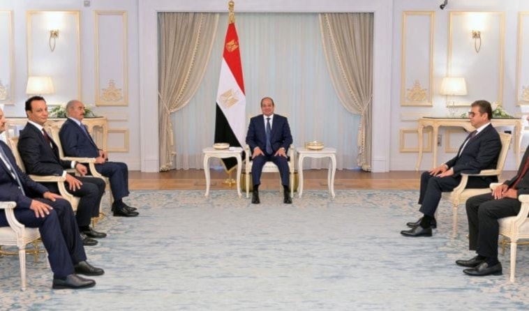 السيسي مستقبلاً حفتر والوفد المرافق (الرئاسة المصرية)
