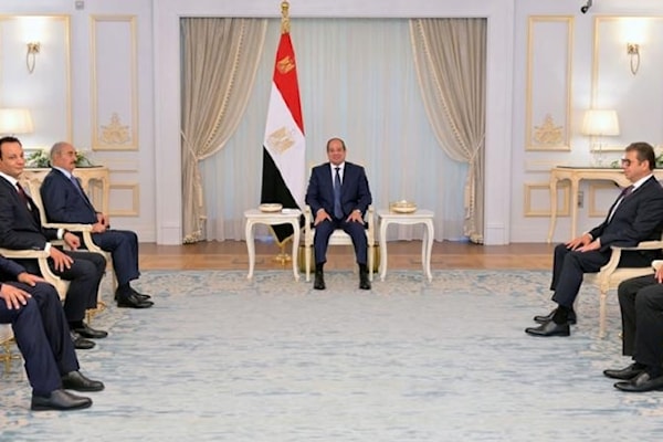 السيسي مستقبلاً حفتر والوفد المرافق (الرئاسة المصرية)