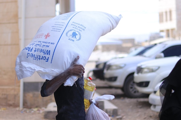 العدوان والحصار انعكسا بشكل كبير على معيشة ملايين اليمنيين (من الويب)