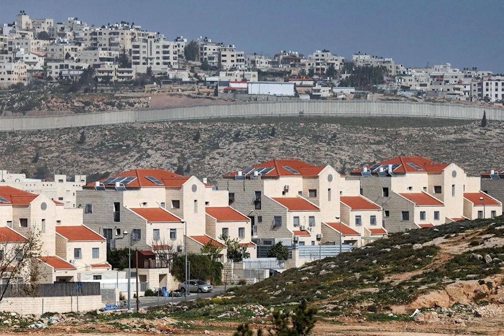 مستوطنة &laquo;نفيه يعقوب&raquo; شمال القدس الشرقية ويظهر الجدار الإسرائيلي الذي يفصل حي الرام الفلسطيني في الضفة (من الويب)