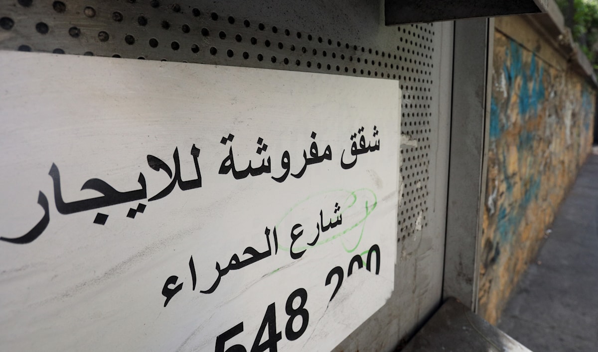 إعلانات عن شقق للإيجار في منطقة الحمرا في بيروت (مروان بو حيدر)