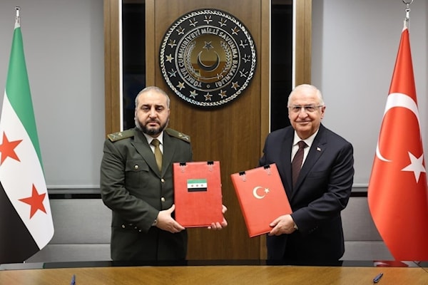 وزيرا الدفاع التركي والسوري بعد توقيع مذكرة «التدريب والاستشارات المشتركة» في آب/أغسطس 2025 (أرشيف)