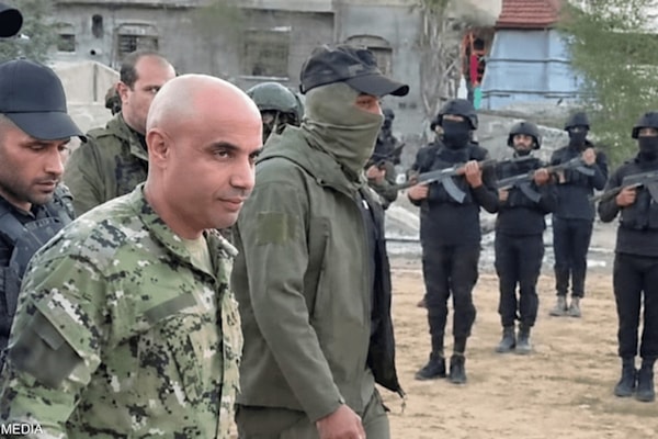 العميل غسان دهيني مع مجموعته في غزة (من الويب)
